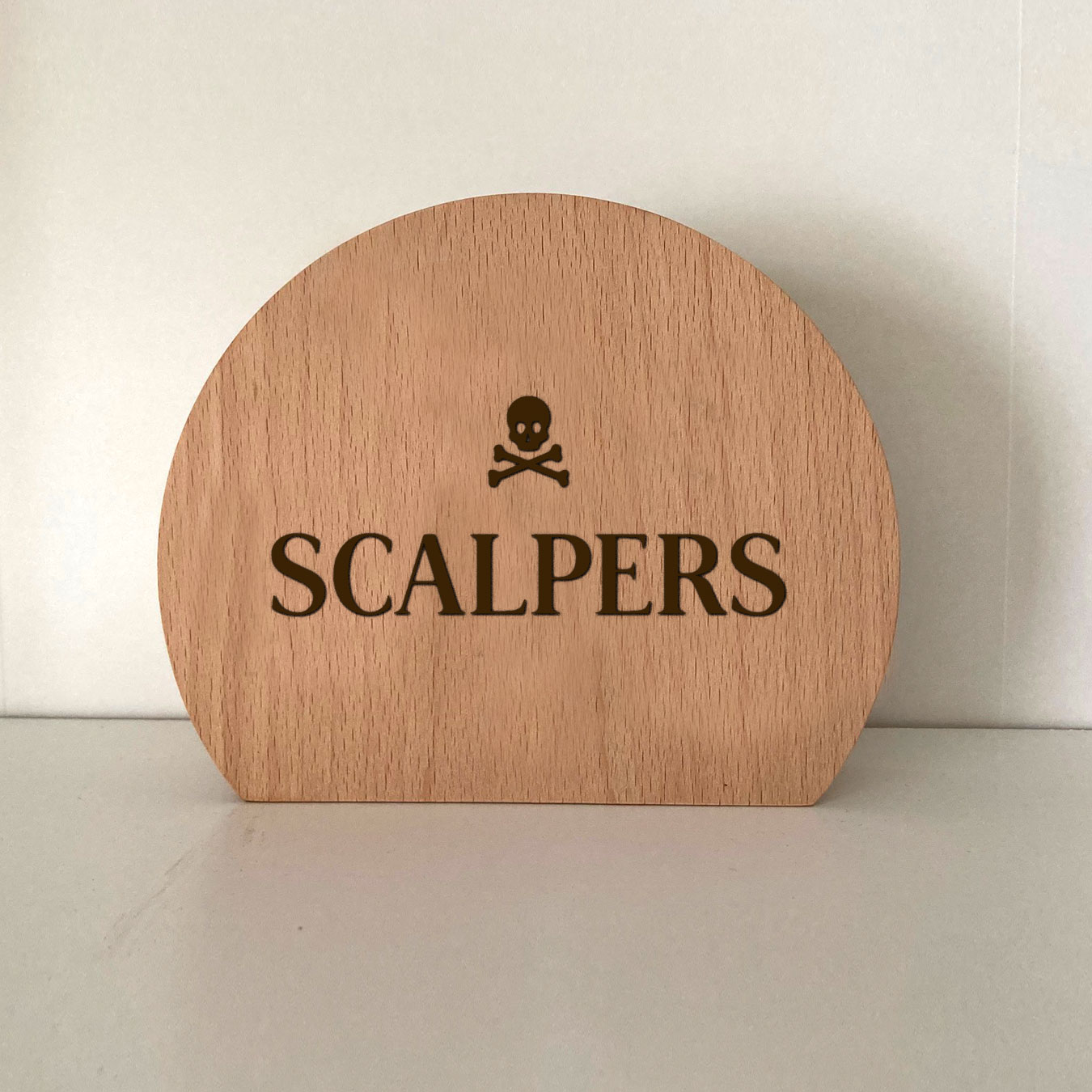 Trofeo de mader amaciza de haya para la marca Scalpers, producido por Simbolika Awards