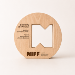 Trofeo de madera maciza troquelada